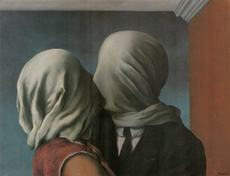 Gli Amanti di Magritte si baciano con i volti coperti da un panno bianco
